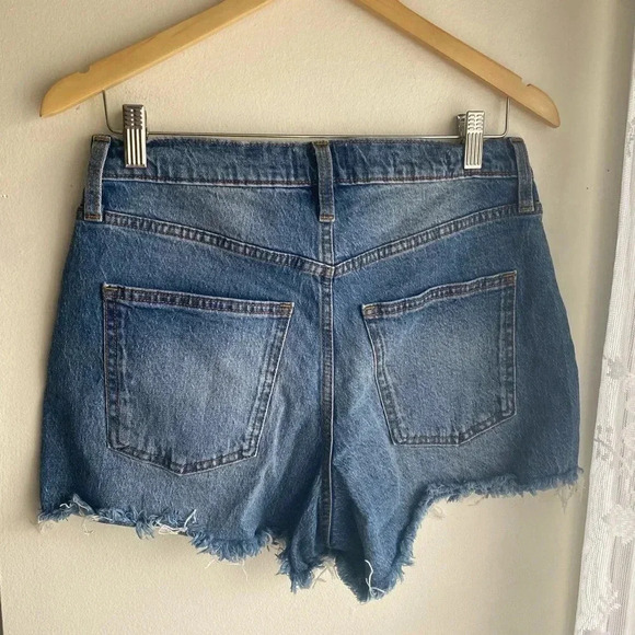 Universal Thread Highest Rise Shortie Shorts Raw Hem Medium Wash Size 6 Women’s - Picture 6 of 7